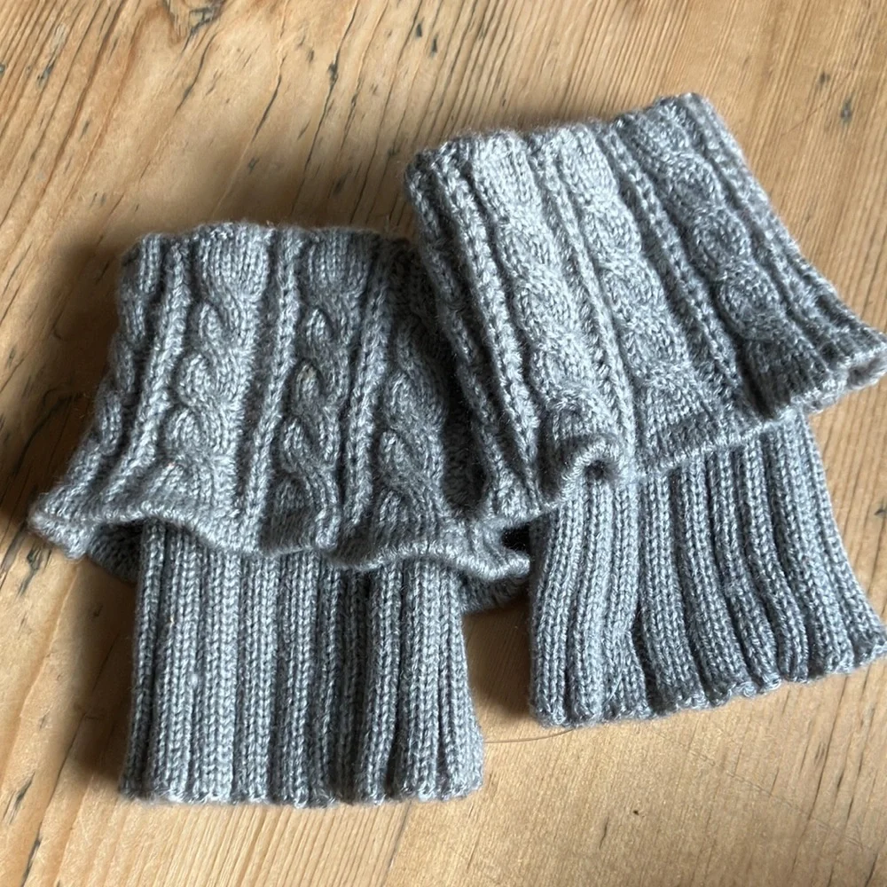 Boot Cable Knit Cuffs in Gray EUC